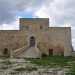...preceduta da ingresso in salita che porta davanti un arco protetto da un cancello in ferro